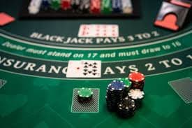 Dealer seltoto mengundi dadu dalam permainan Live Sic Bo secara real-time dealer seltoto live sic bo mengundi dadu